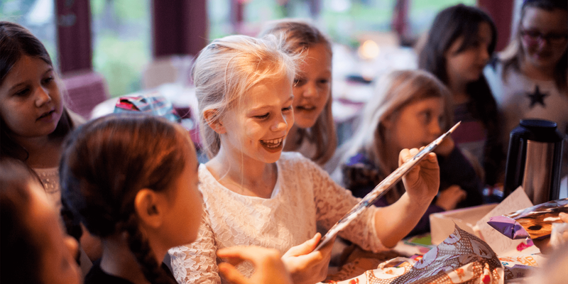 Utpakking av pakker på barnebursdag